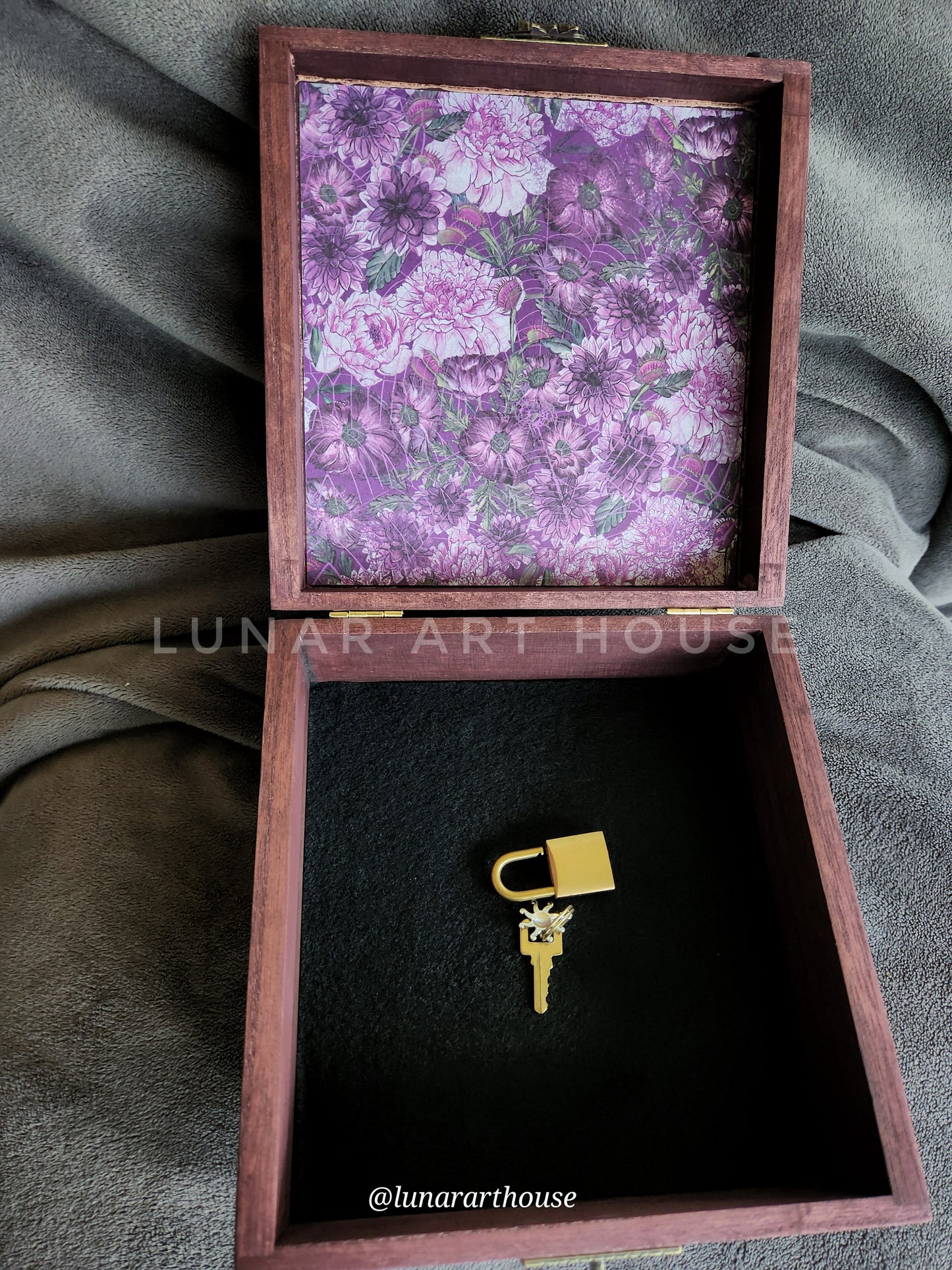 Daisy Luna Hidden Key Box