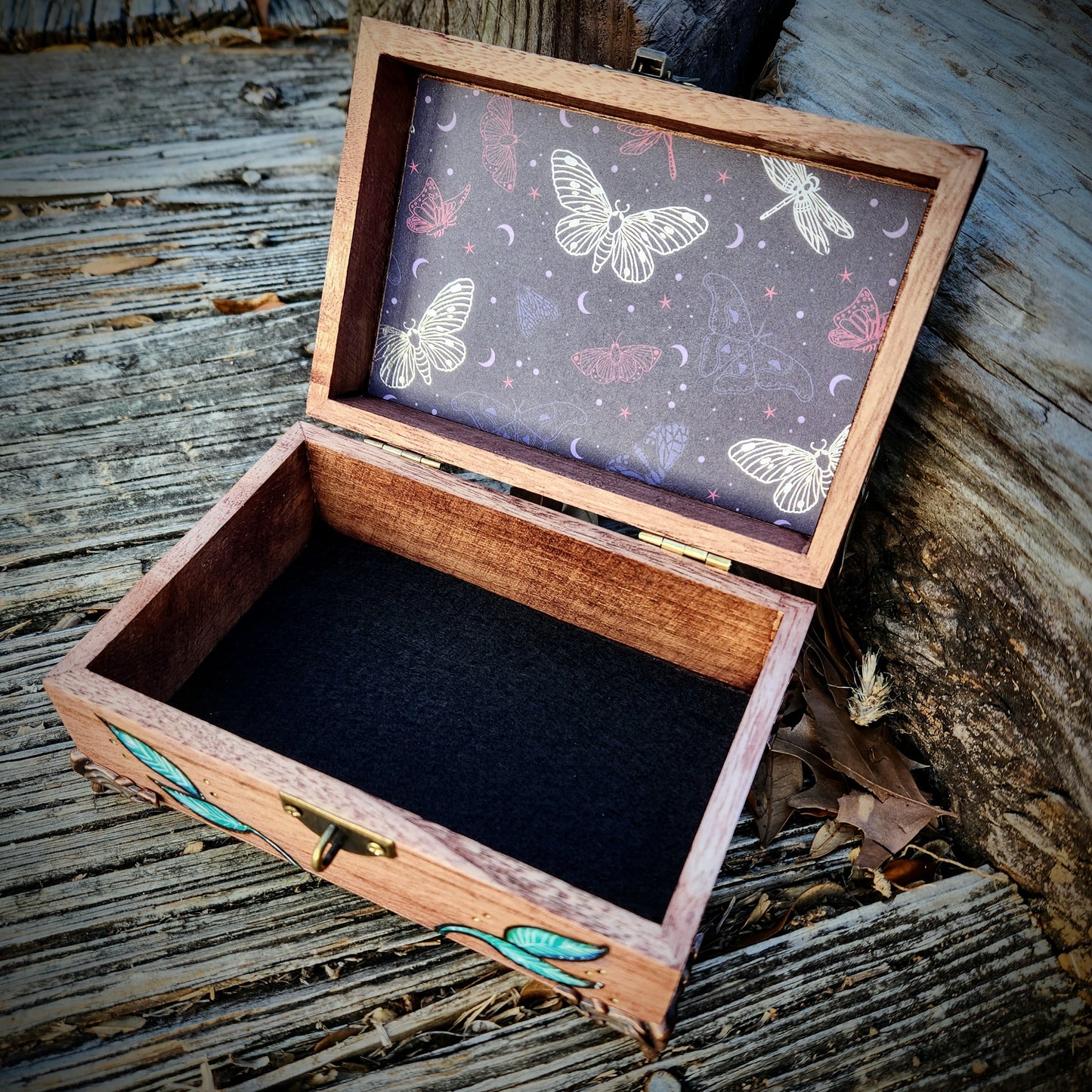 Mini Leafy Moth HKB